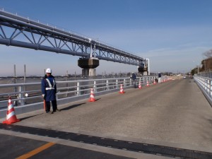 塗装工事（手前の黒い部分が新しい伸縮継手）