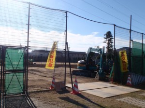 テニスコート入口付近