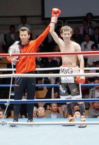 応援している日本スーパーバンダム級1位の中川麦茶選手がスーパーバンダム級2位の岡本ナオヤ選手に7回判定勝ちしました。